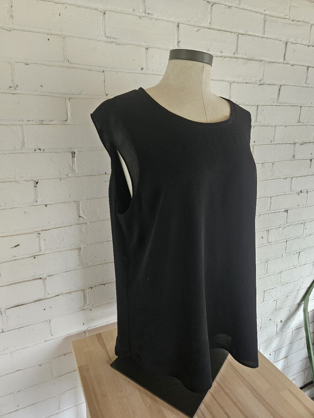 RW&CO. Black Sleeveless Scoop Neck Camisole